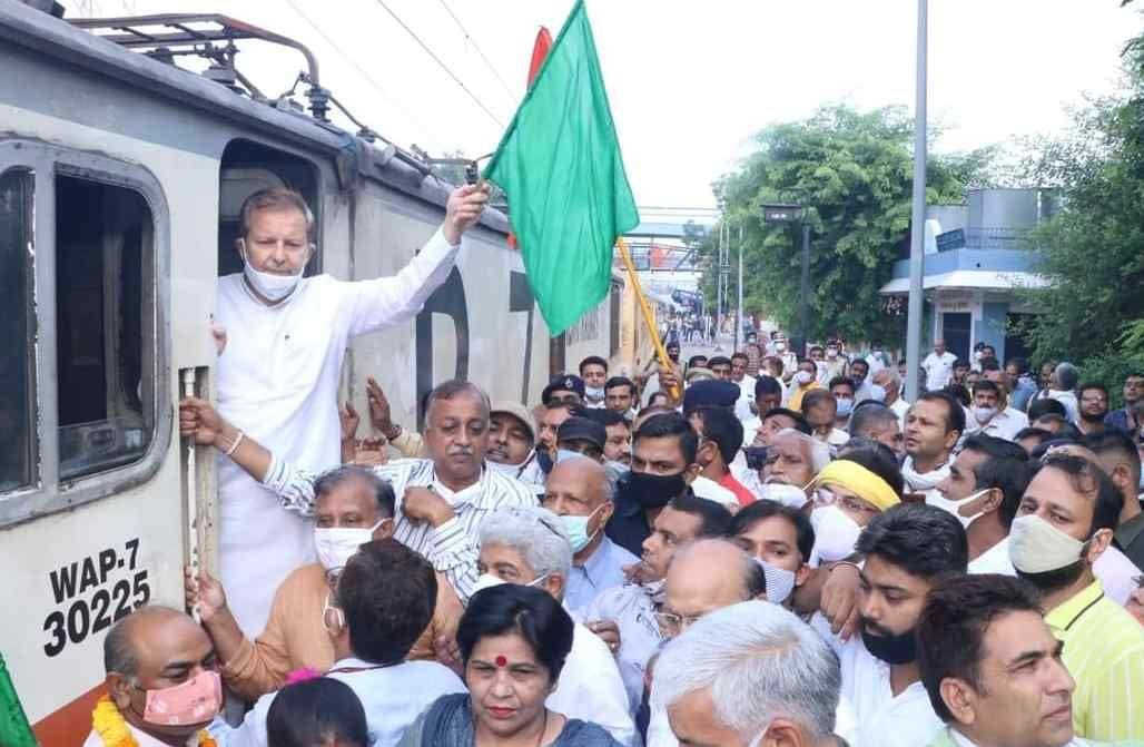 MP showed green signal, Delhi-Hisar Intercity Express filled the speed