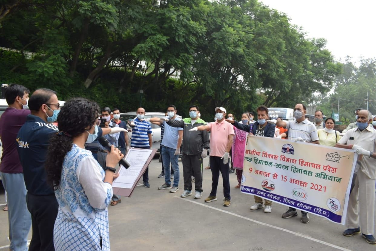 DC Solan let empolyees took oath of environment and sanitation protection