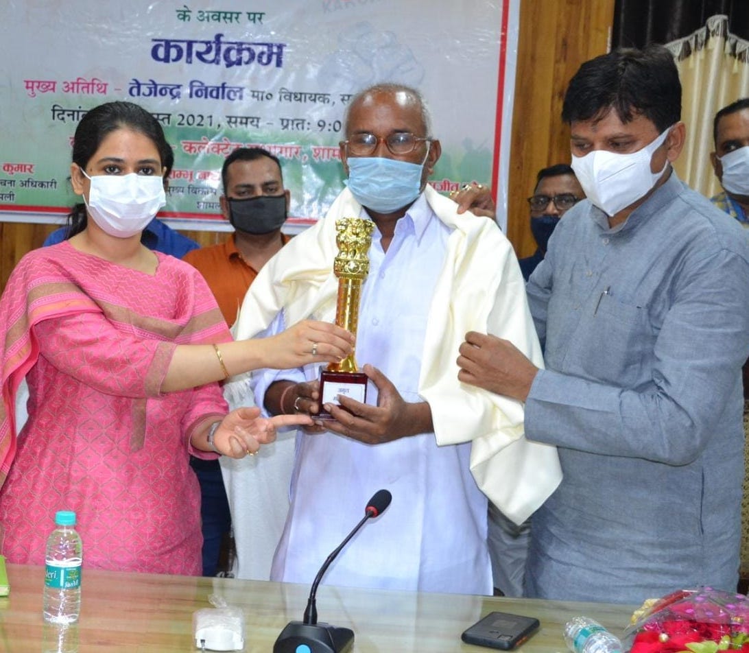 In the Amrit Mahotsav ceremony, the families of the martyrs were honored