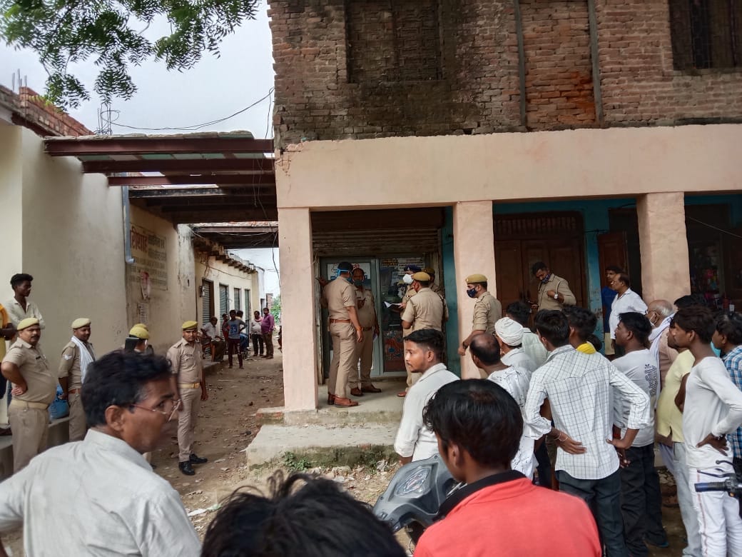 Big crime incident in Jaunpur crooks came to rob cashvan near ATM guard was shot dead after protesting