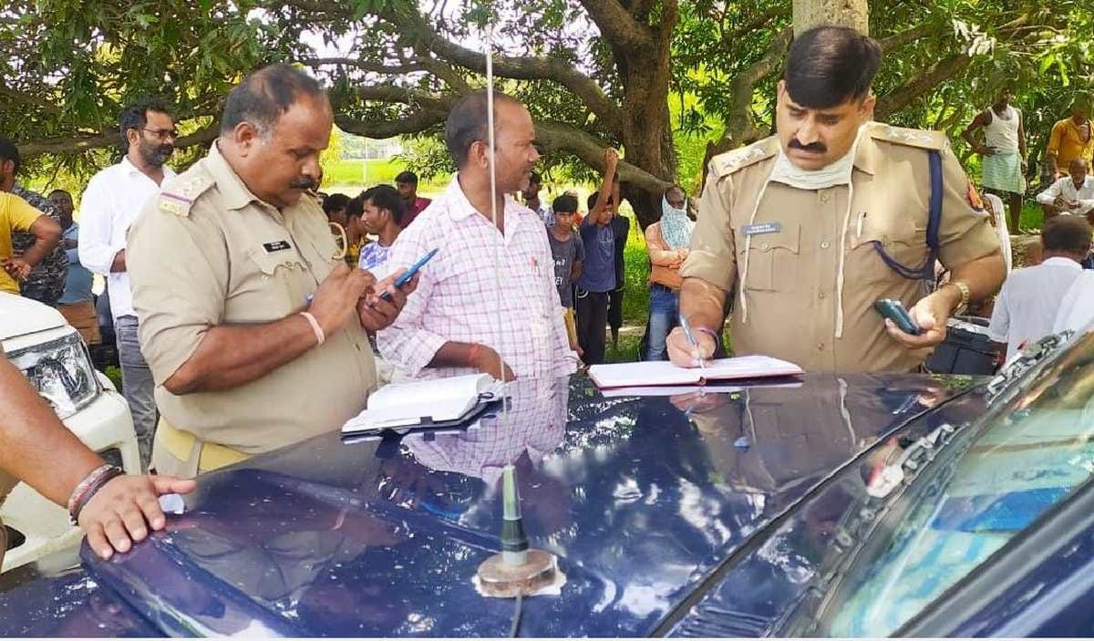 Loot on gun point with bank franchise operator on lakh rupees in Mau