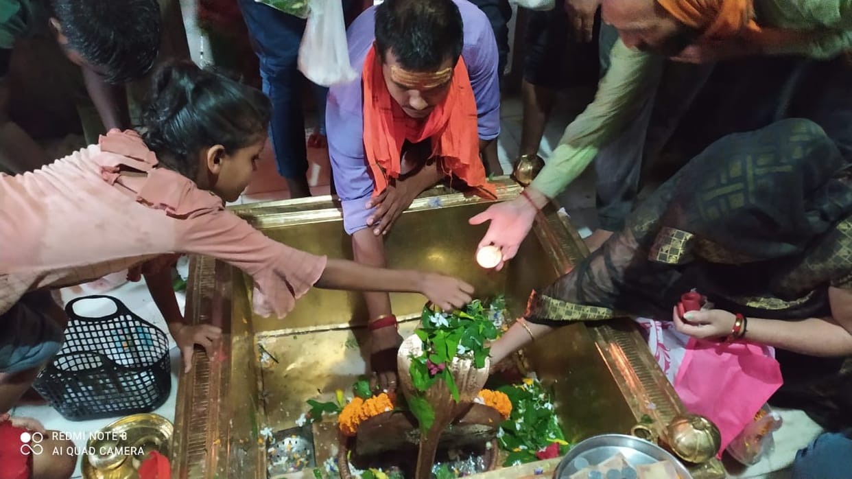 Devotees worshiped Devadhidev from morning till evening