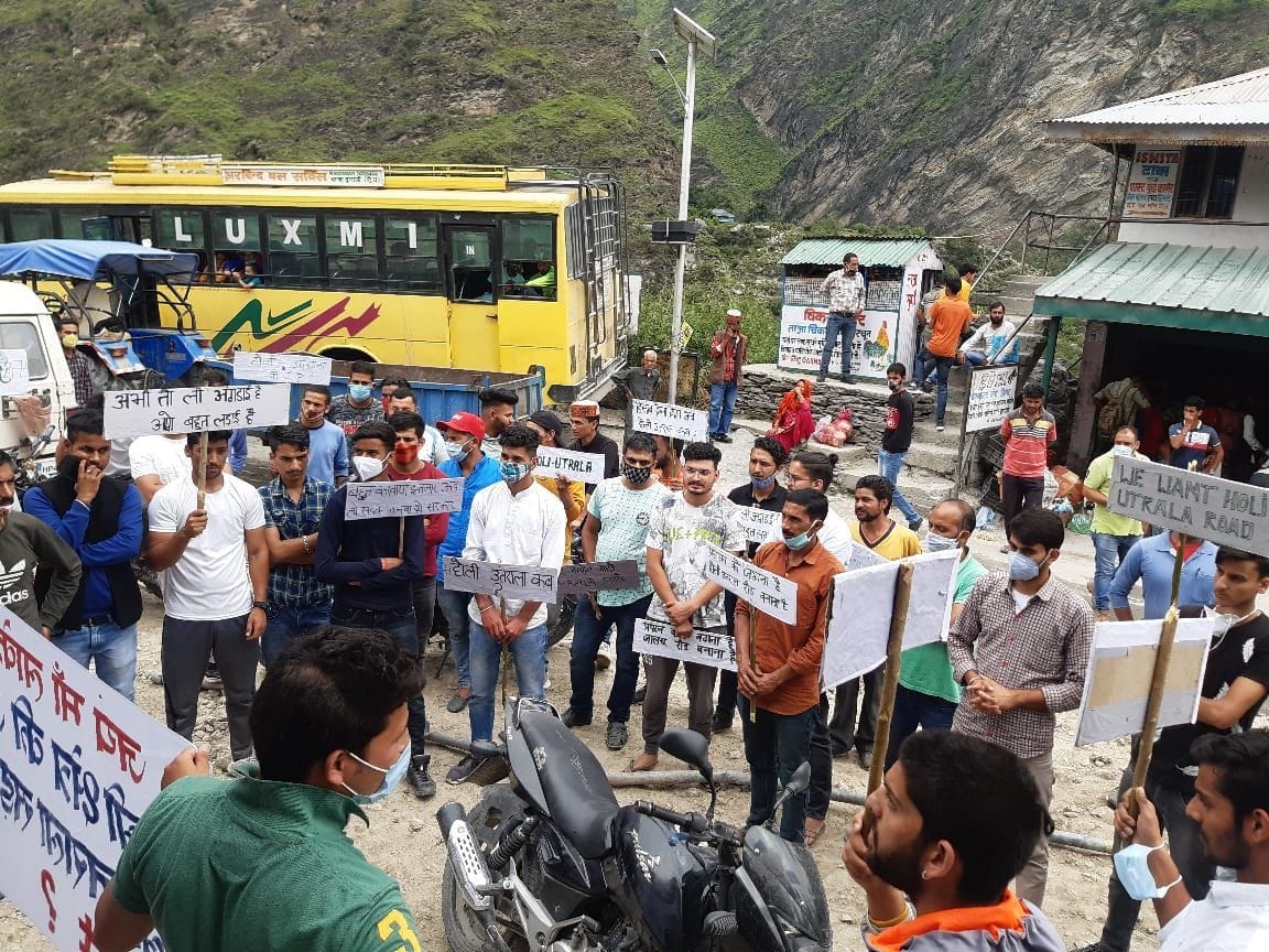 protest for road in Holi