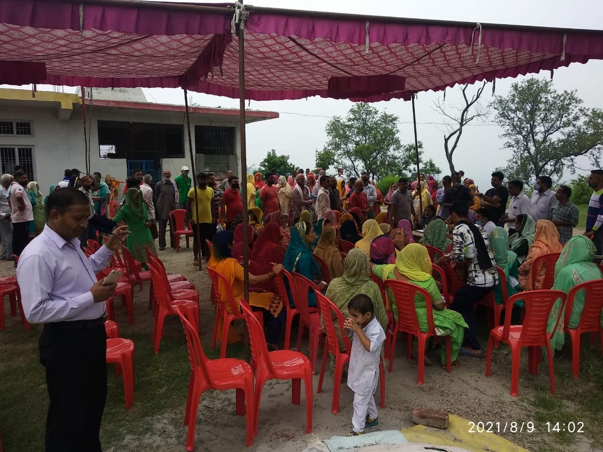 There was uproar in the Gram Sabha regarding the selection of land for the Panchayat building, People are raising the demand to build a building in the center instead of the selected site of the panchayat. hamirpur news