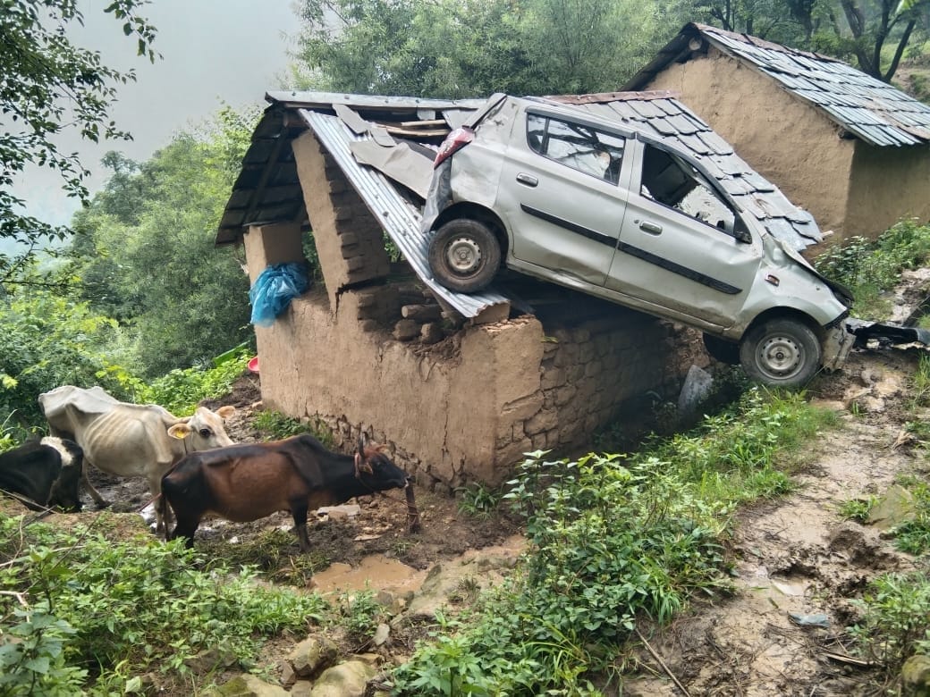 Car fell over cowshed in Ridkamar, two injured