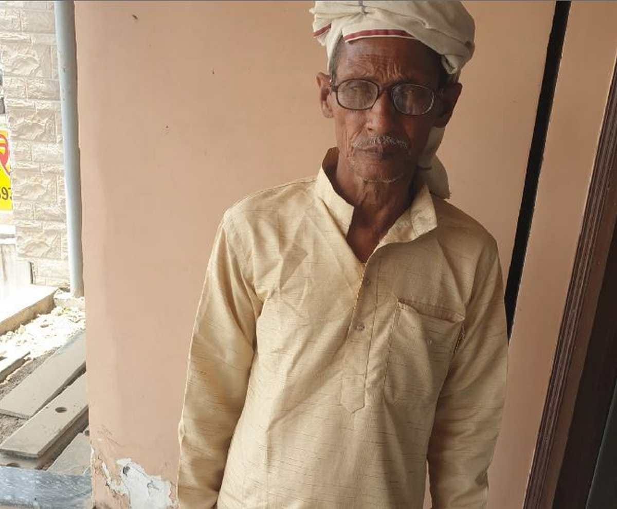 Three miscreants robbed 40 thousand from elderly while going to land registri in daughter in-laws house in Varanasi