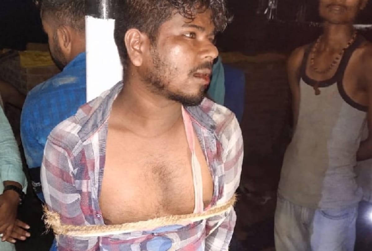 UP: Villagers beat up two miscreants running away by snatching mobiles, tied them to electric poles and beat them for hours