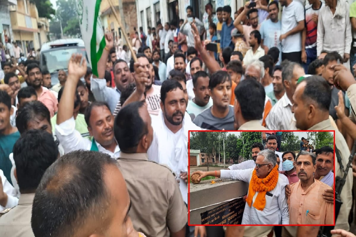 Black flags shown to BJP MLA: MLA Jitendra Satwai had arrived to inaugurate the road