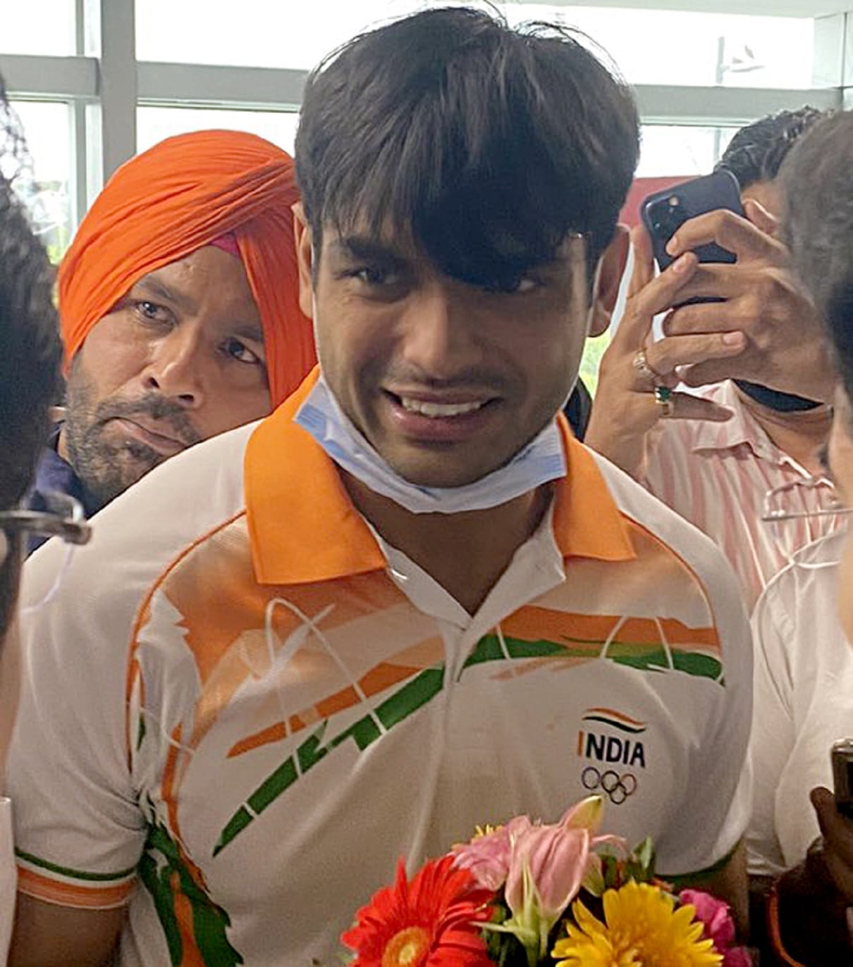 Neeraj Chopra wore his medal around his mothers neck thats the emotional moment 