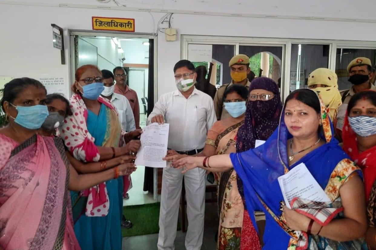 Hathras: Women's Anganwadi workers union submitted memorandum regarding demands