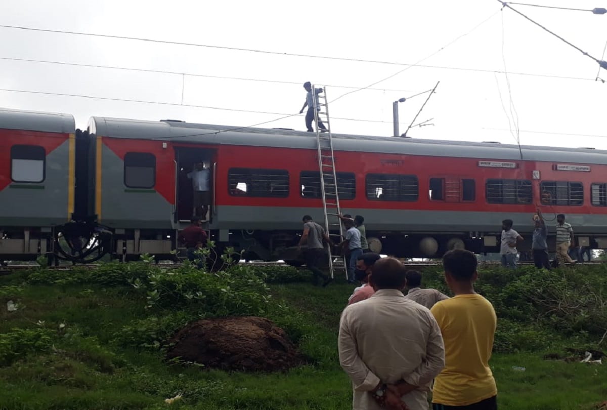 Train accident left varanasi Tree fell on moving train bapudham expresss  engine damaged  break on speed due to breaking of OHE wire