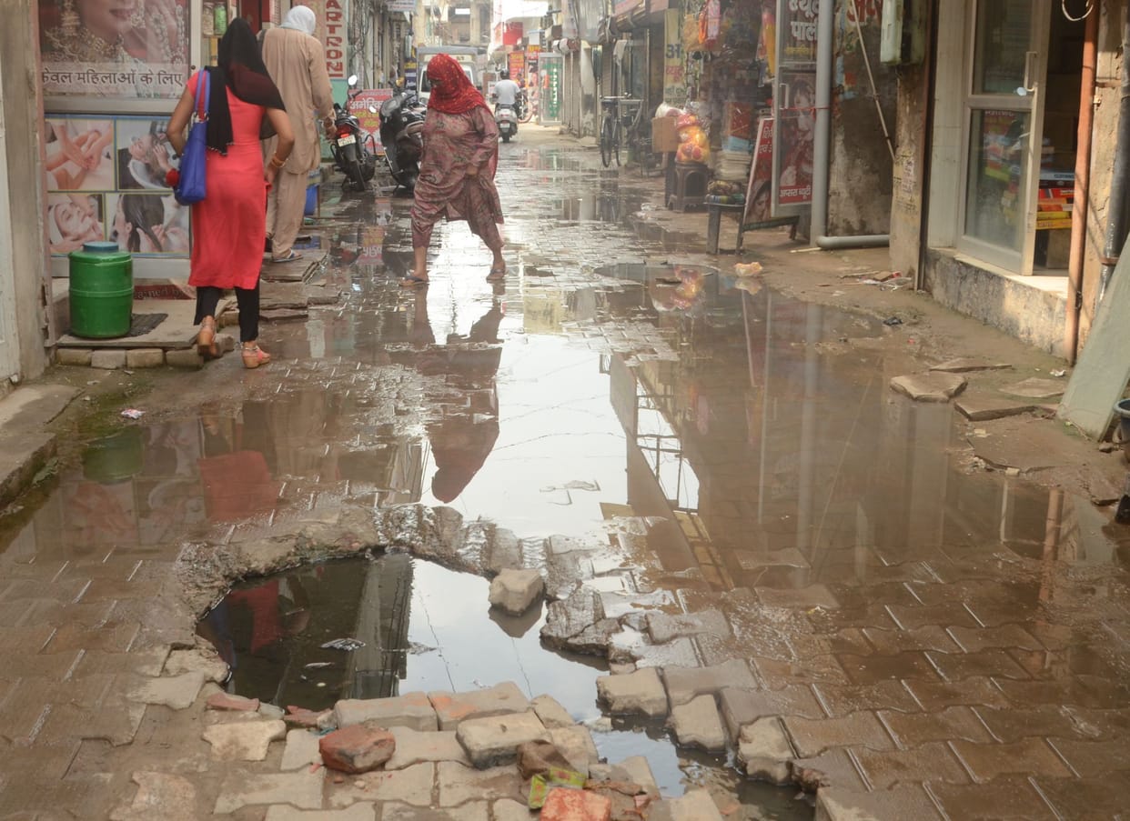 Poor sewerage system: Ten sewer manhole overflows in three lanes of Ward 16