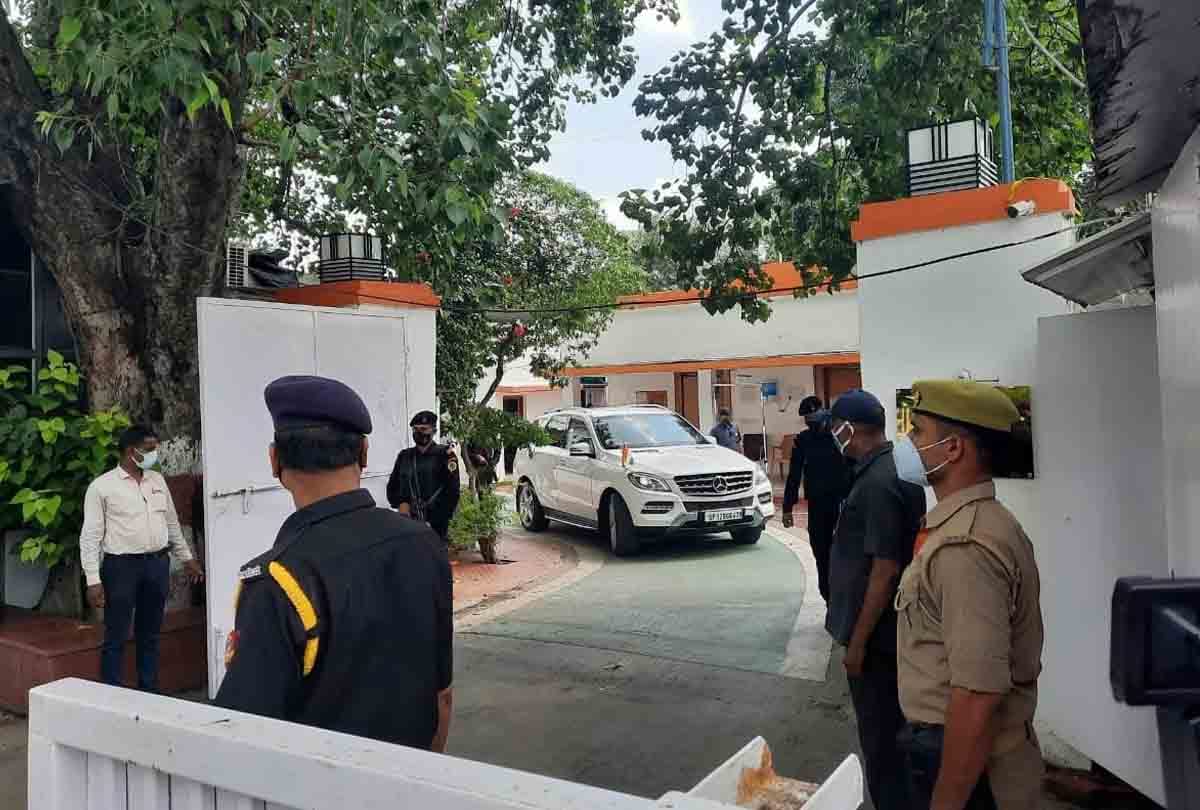 Self-immolation attempt outside CM residence in lucknow