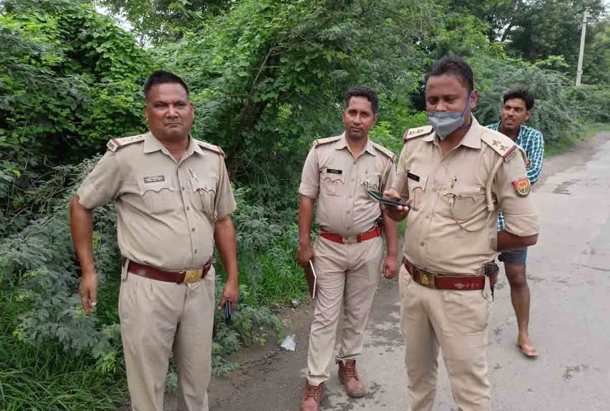 Farrukhabad: Dead body of man found lying in a water-filled pit on the side of the road