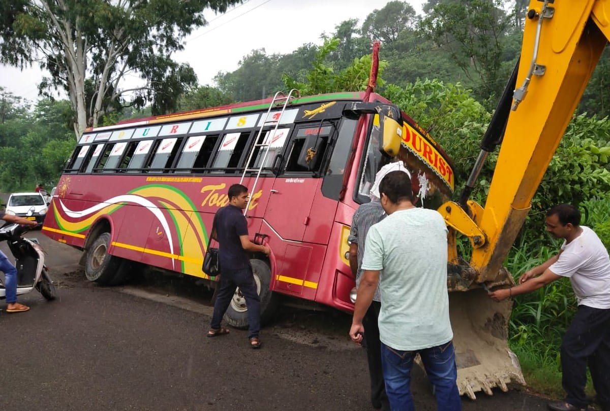 bus accident narrow escape in galore hamirpur himachal pradesh