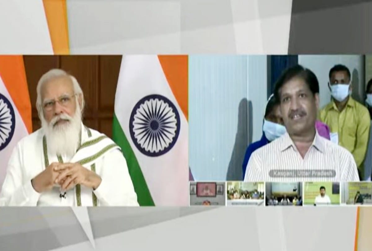 PM Narendra Modi interacts with farmer Shyamacharan Upadhyay of kasganj uttar Pradesh