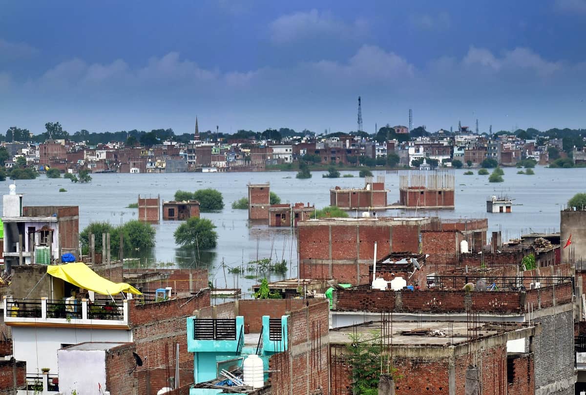 Prayagraj: The first floor of the houses surrounded by floods submerged, the household was ruined in the water
