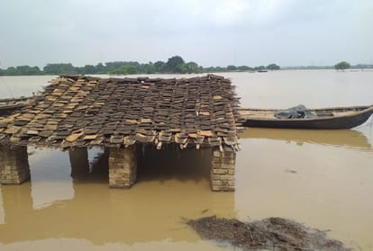 Kaushambi: Yamuna crossed the danger mark, the village of became an island