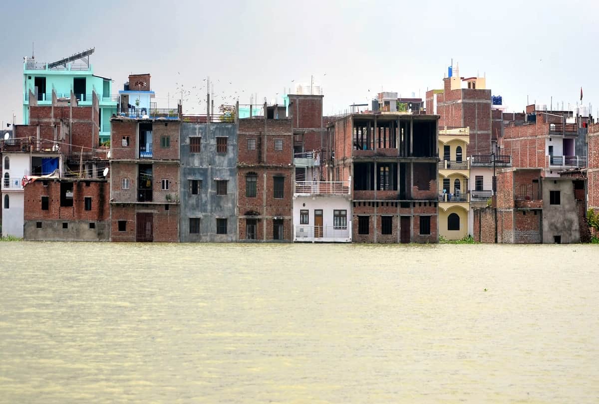 Prayagraj: The first floor of the houses surrounded by floods submerged, the household was ruined in the water