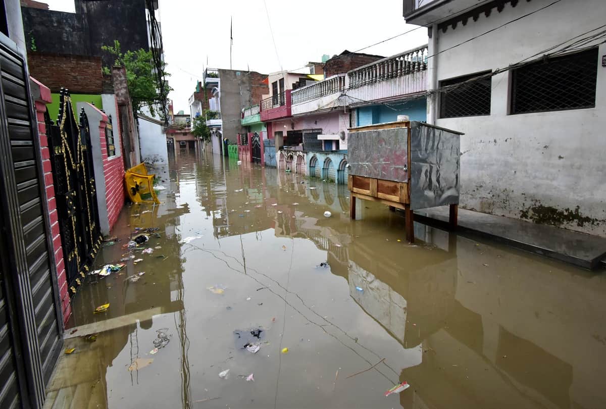 Prayagraj: The first floor of the houses surrounded by floods submerged, the household was ruined in the water