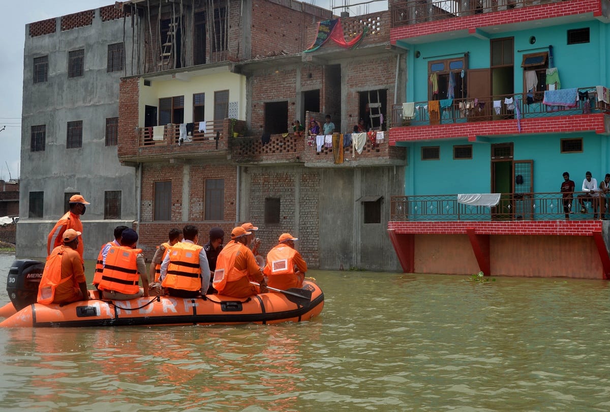 Prayagraj: The first floor of the houses surrounded by floods submerged, the household was ruined in the water