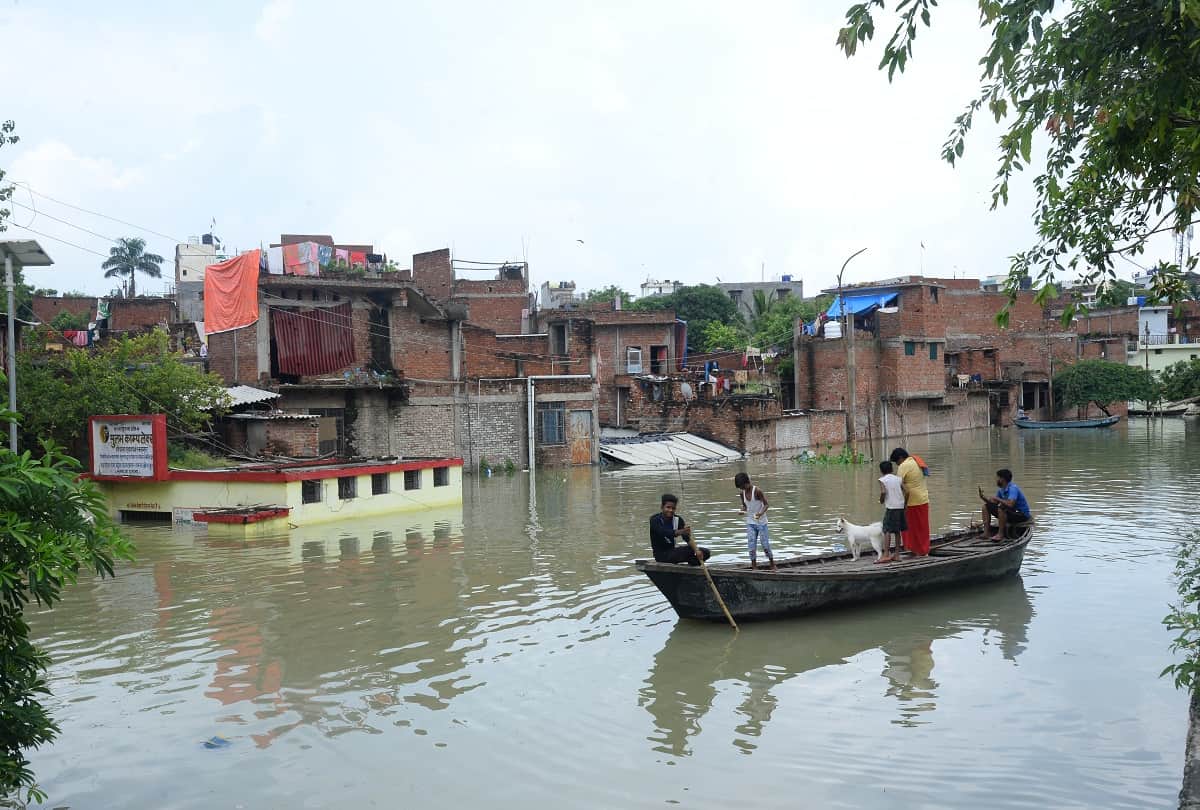 Prayagraj: The first floor of the houses surrounded by floods submerged, the household was ruined in the water