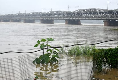 Flood in Sangamnagari: Ganga 62 cm above danger mark and Yamuna 54 cm