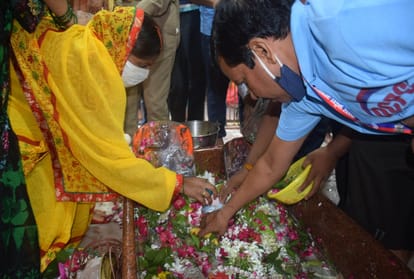 Commissioner sanjay goel reached directly in mankameshwar mahadev mandir and three judges- devotees queued up