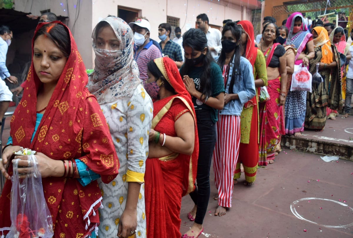 Commissioner sanjay goel reached directly in mankameshwar mahadev mandir and three judges- devotees queued up
