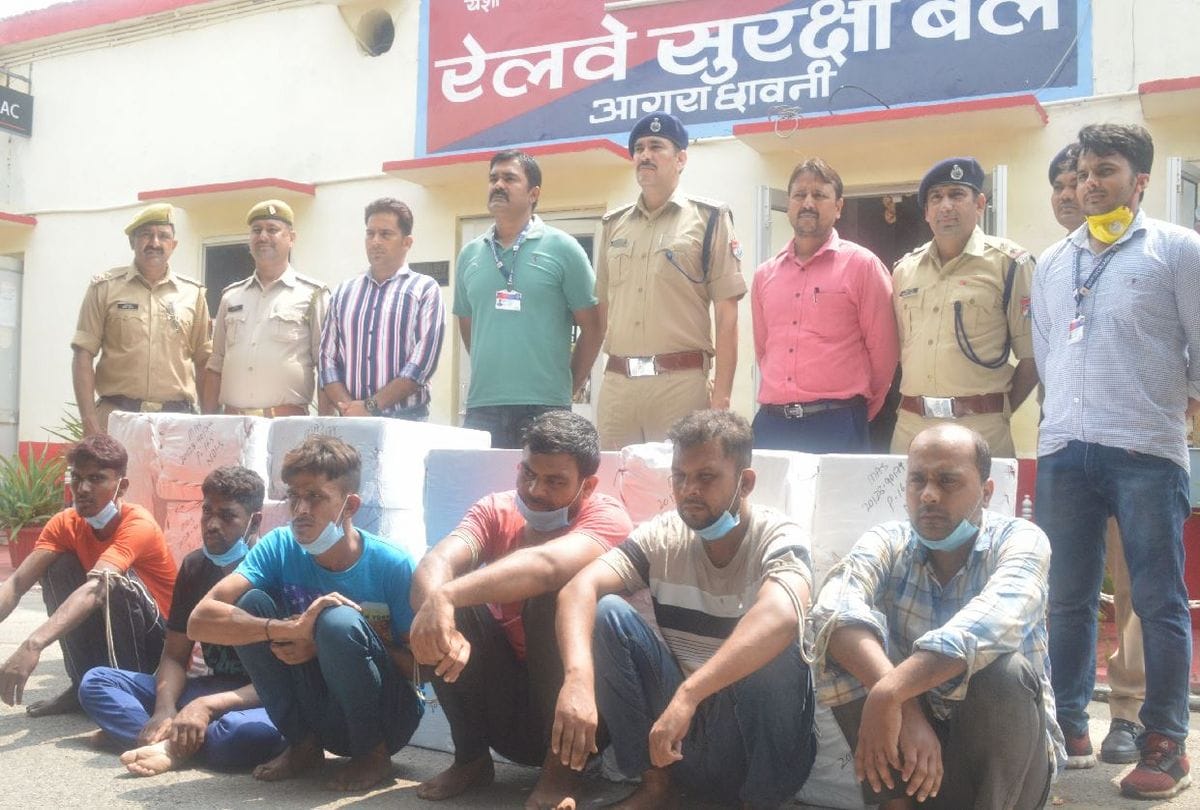 RPF arrested six thief for stolen mobile display from moving train in agra