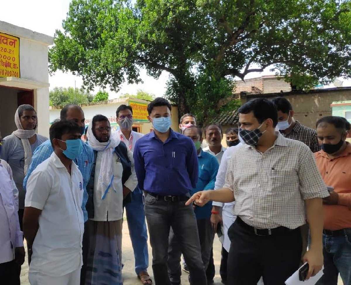 Varanasi DM inspected flood affected areas canceled leave of all government employees seeing serious situation
