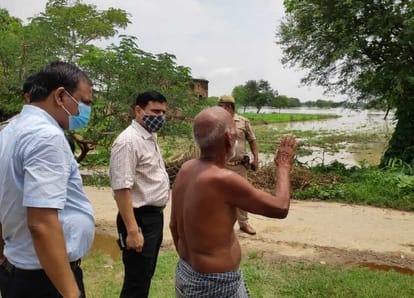 Varanasi DM inspected flood affected areas canceled leave of all government employees seeing serious situation