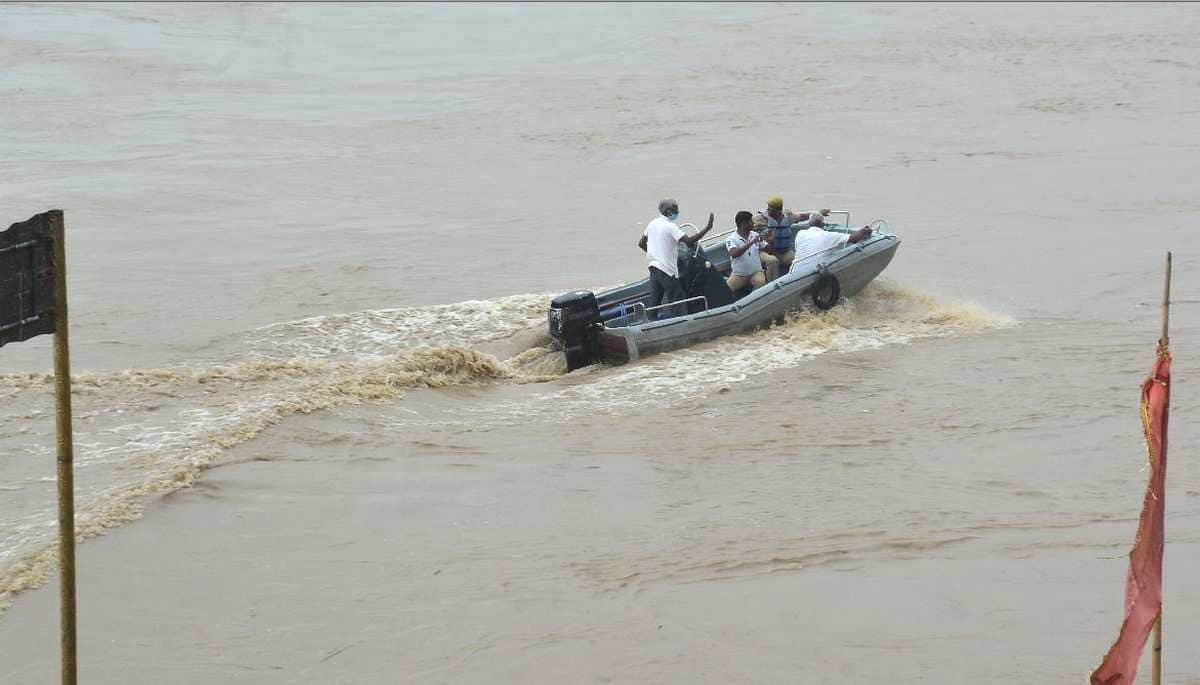 Varanasi flood situation: Hundreds of families took shelter in relief camps flood victims told their problem