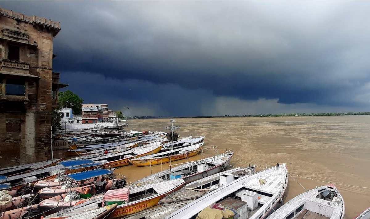 sailors demand boat operation in ganga after decreased water level in varanasi