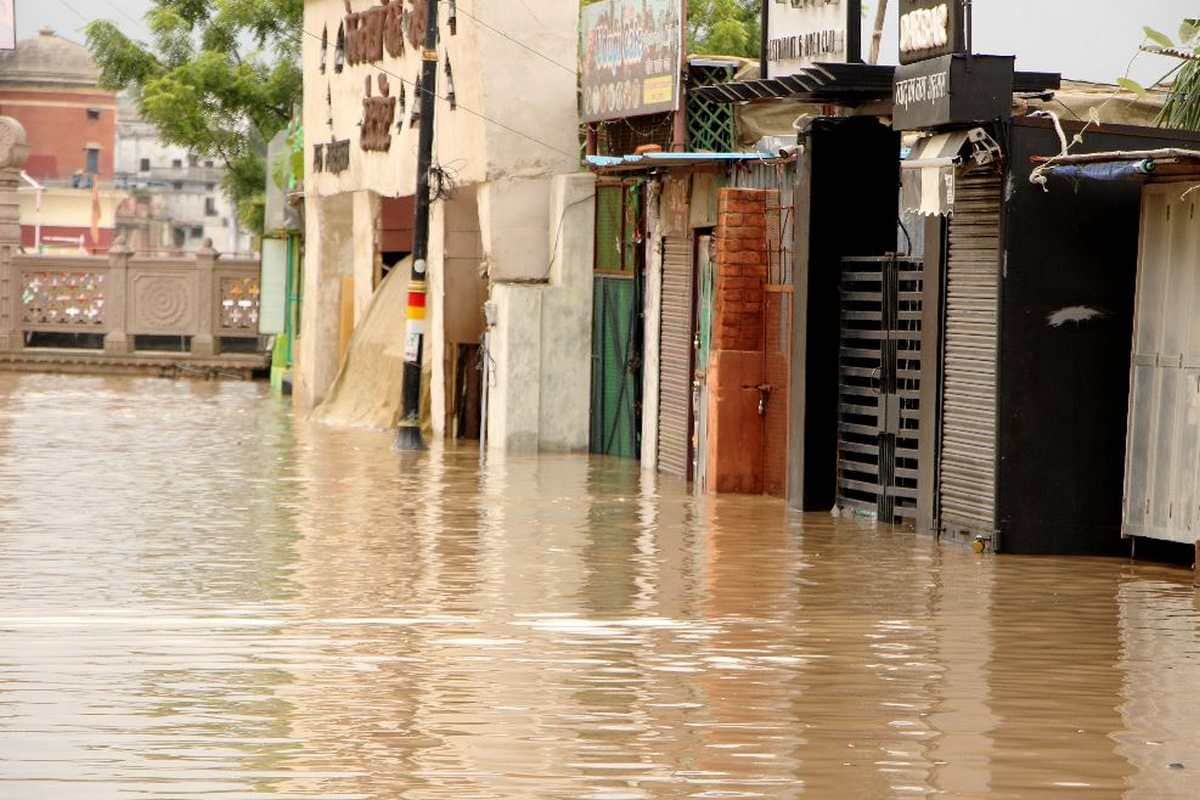 Varanasi flood situation: Hundreds of families took shelter in relief camps flood victims told their problem