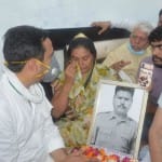 कौशल किशोर के परिवार से मिलते जयंत चौधरी