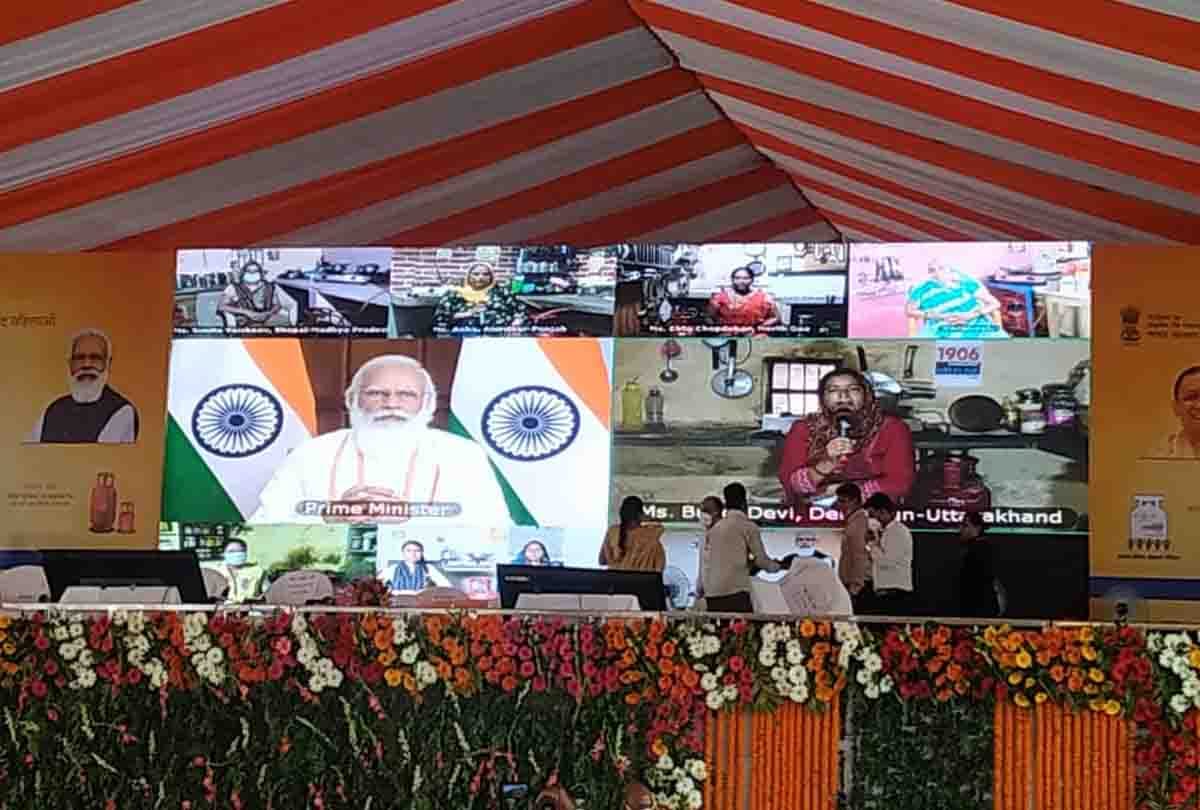 PM launched Ujjwala 2.0 from Mahoba, Free connections given to 10 beneficiaries