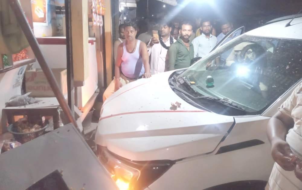 Uncontrolled car entered the shop, shopkeeper injured