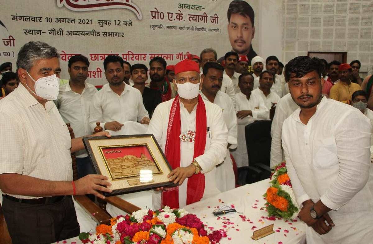 Two group of students clash to reached on stage of students union festival in front of samajwadi party State President in kashi vidyapeeth