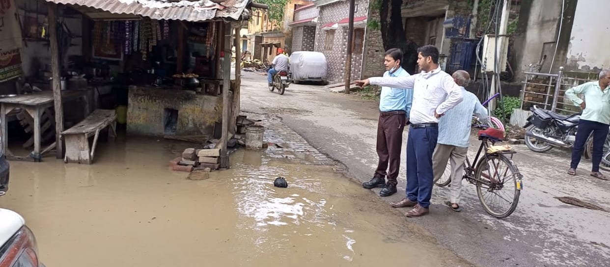 Ghats submerged, flood water came on the roads