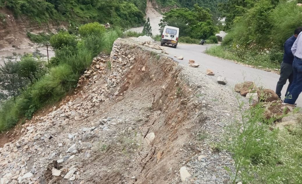 Landslide happening near Lata Band on Suryaprayag-Jelly road