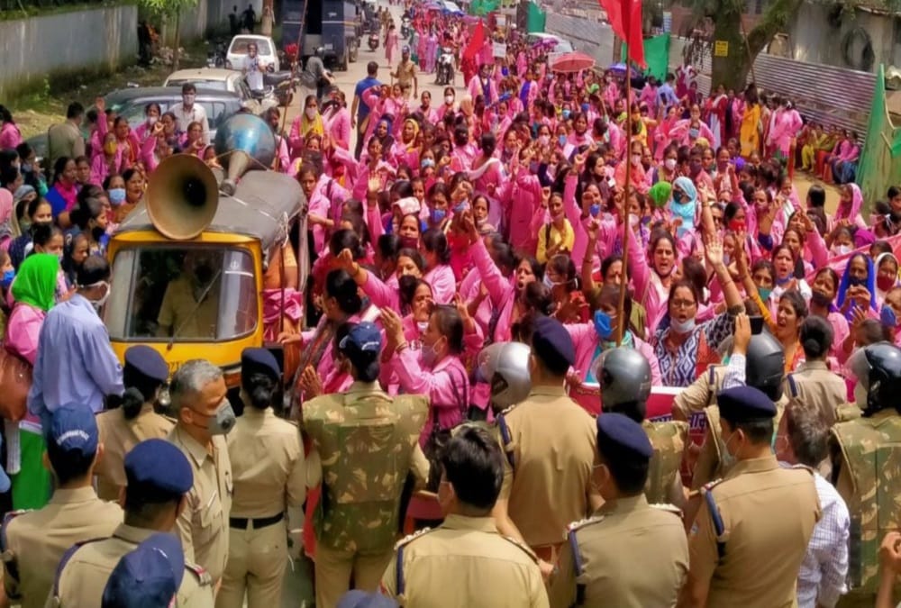 Dehradun news: Asha workers protest and Cm house march