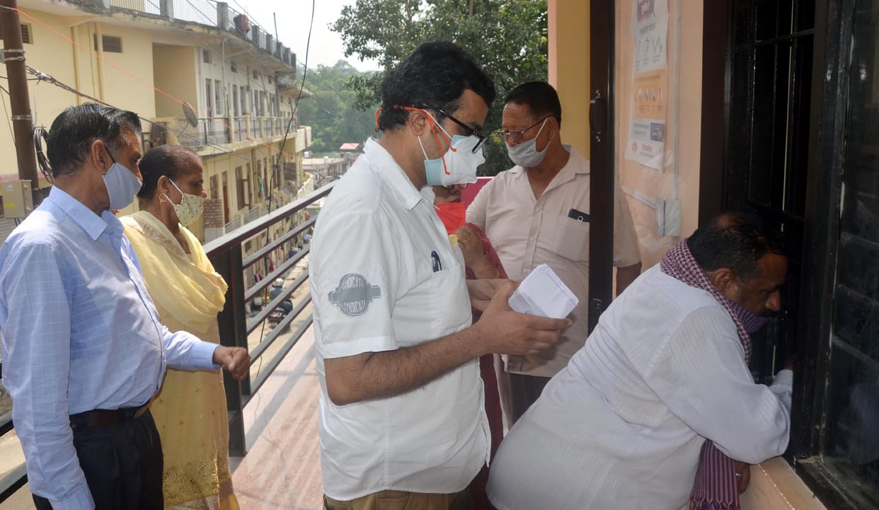 Crowd gathered for vaccination across the district, Bumper vaccination after the hassle of slot booking in the city is over, hamirpur news