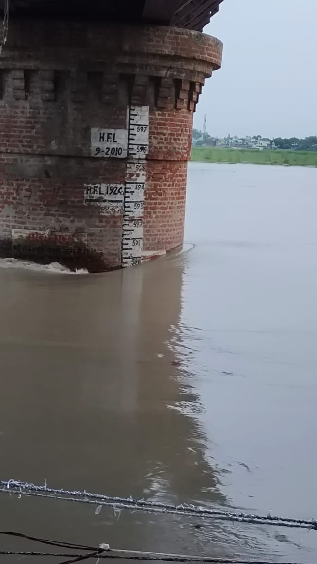 Then the water level of the Ganges increased, reached the red mark of warning