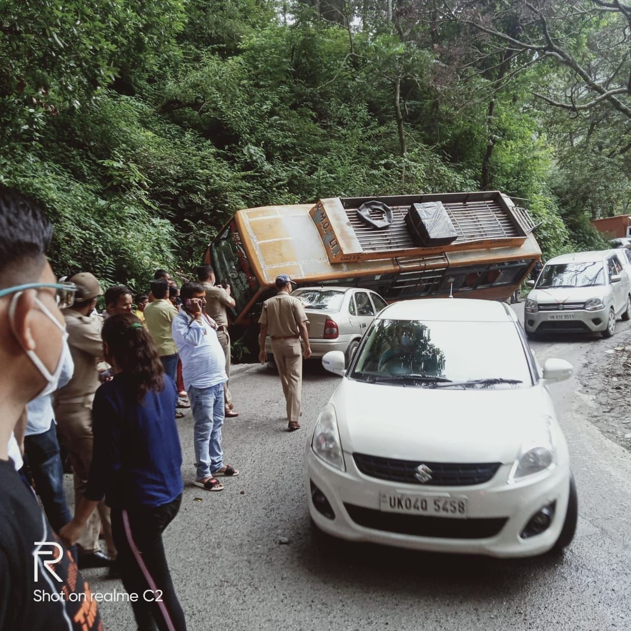 Kemu bus overturned on the car after colliding with the hill, the passengers narrowly escaped