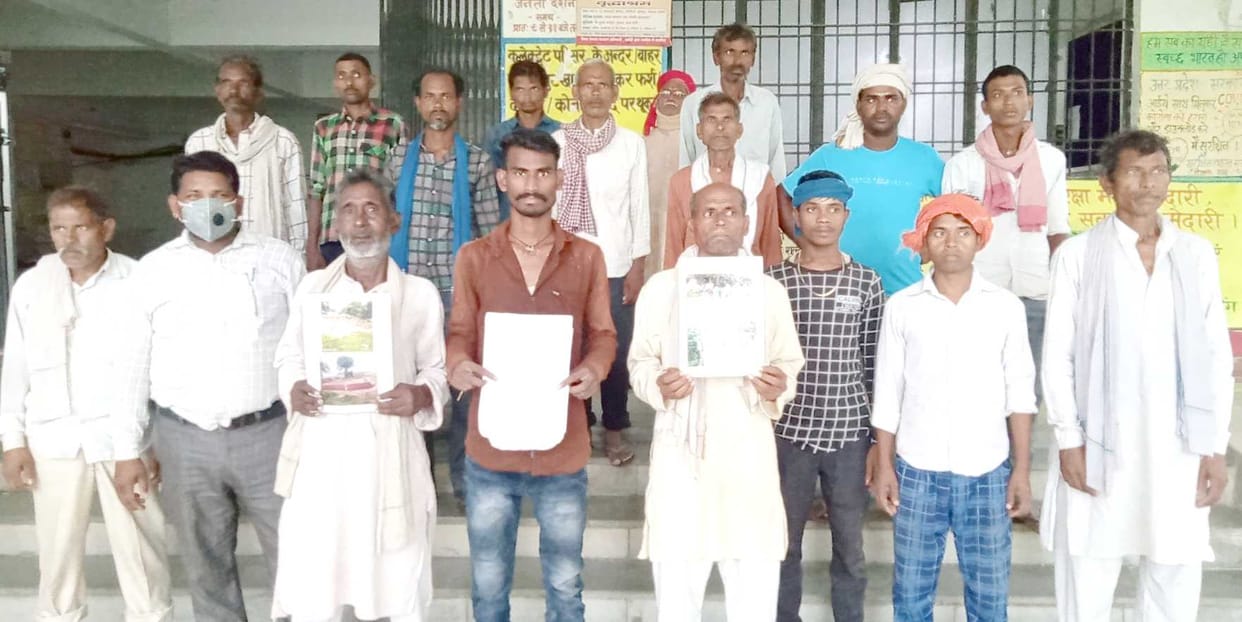 Dabangs stopped the construction of Panchayat building, demonstration