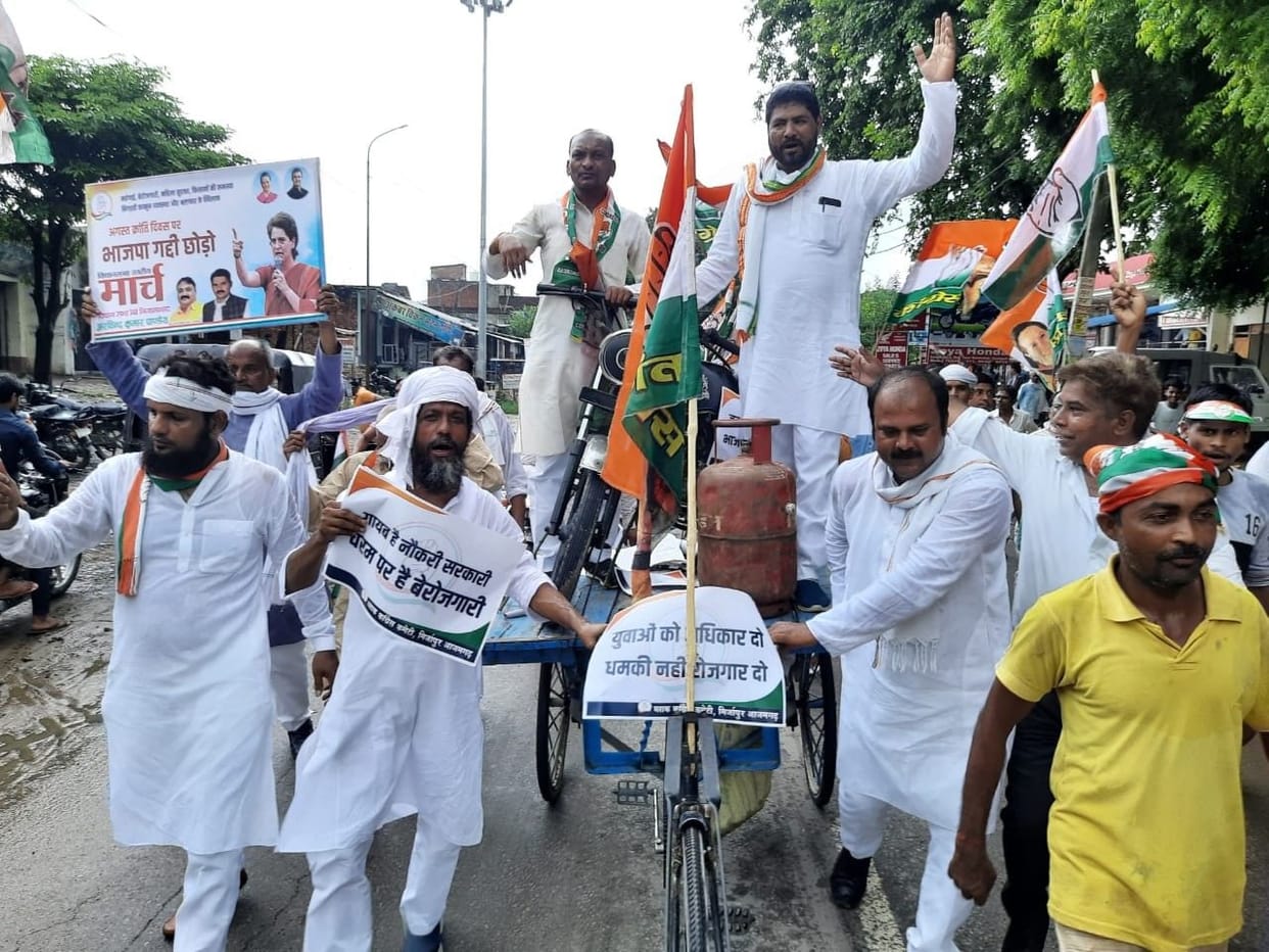 Congress workers protested with cylinders