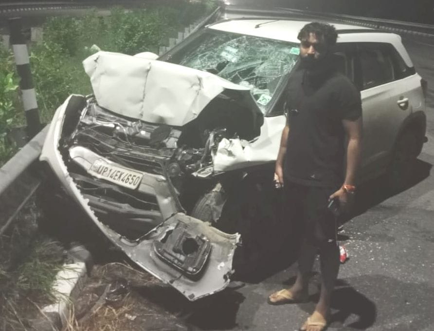 Speeding car collided with divider, six injured including child