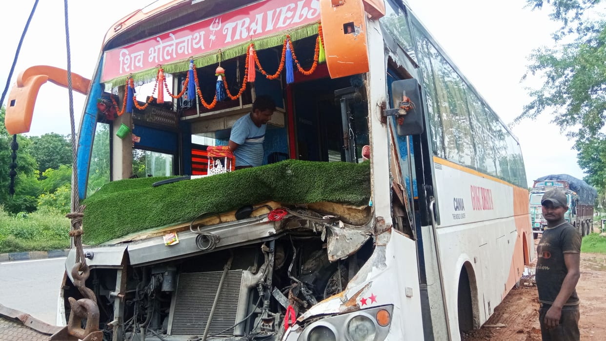 accident in bus and jcb