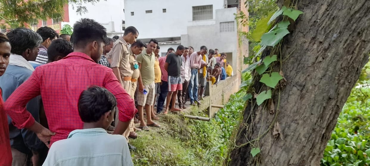 Dead body of the handcart driver was found in a water filled pit in Ballia